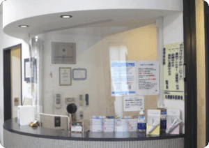 清潔に保たれたケー・ビー・デンタルクリニックの受付・待合室